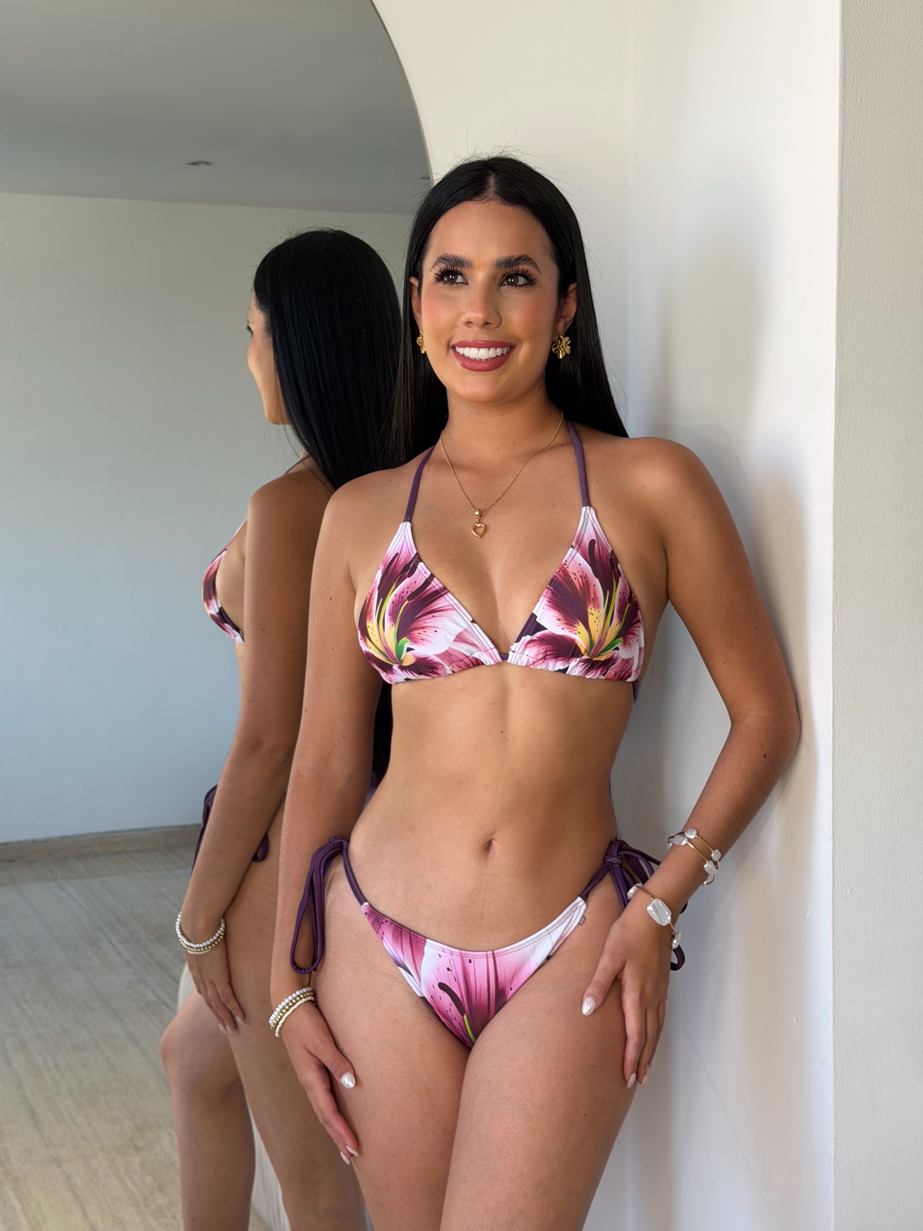 Traje de Baño de Tres Piezas Vinotinto con Flores