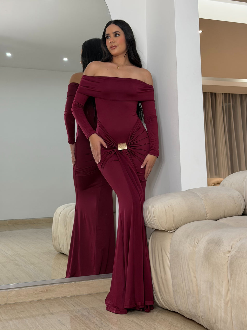 Vestido Cóctel Largo Vinotinto con Accesorio Dorado