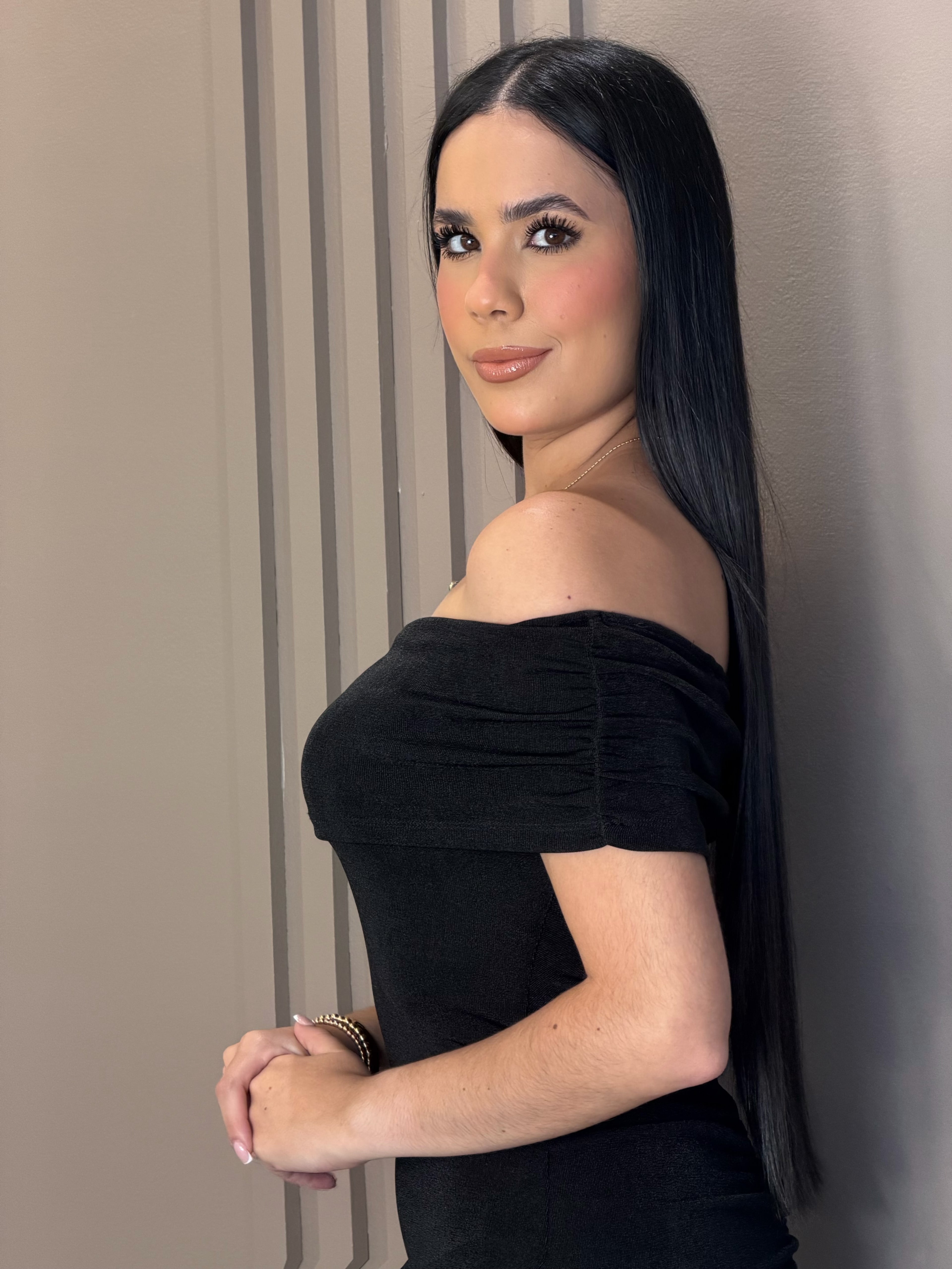 Vestido Corto Casual Off-Shoulder Negro