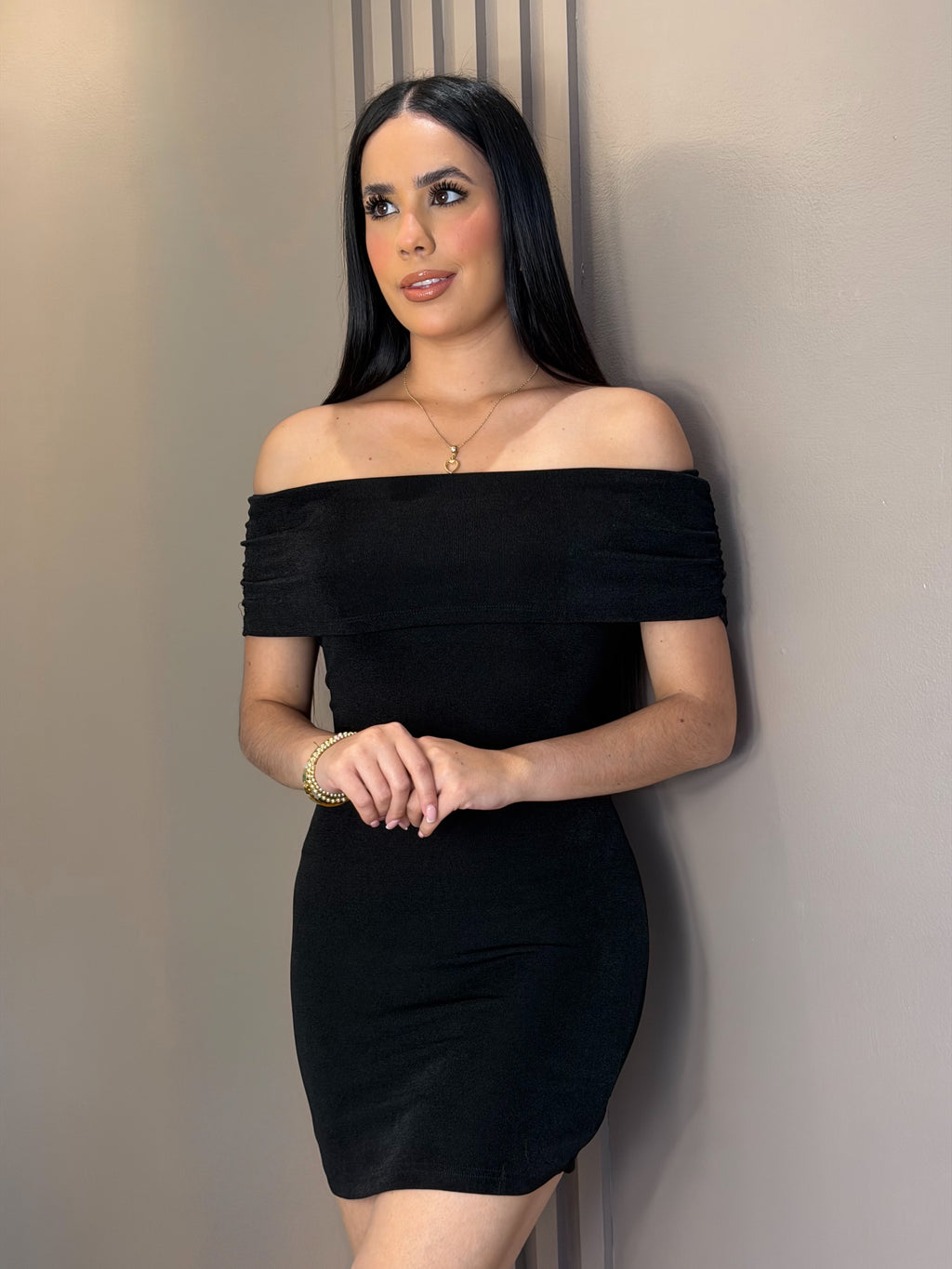 Vestido Corto Casual Off-Shoulder Negro